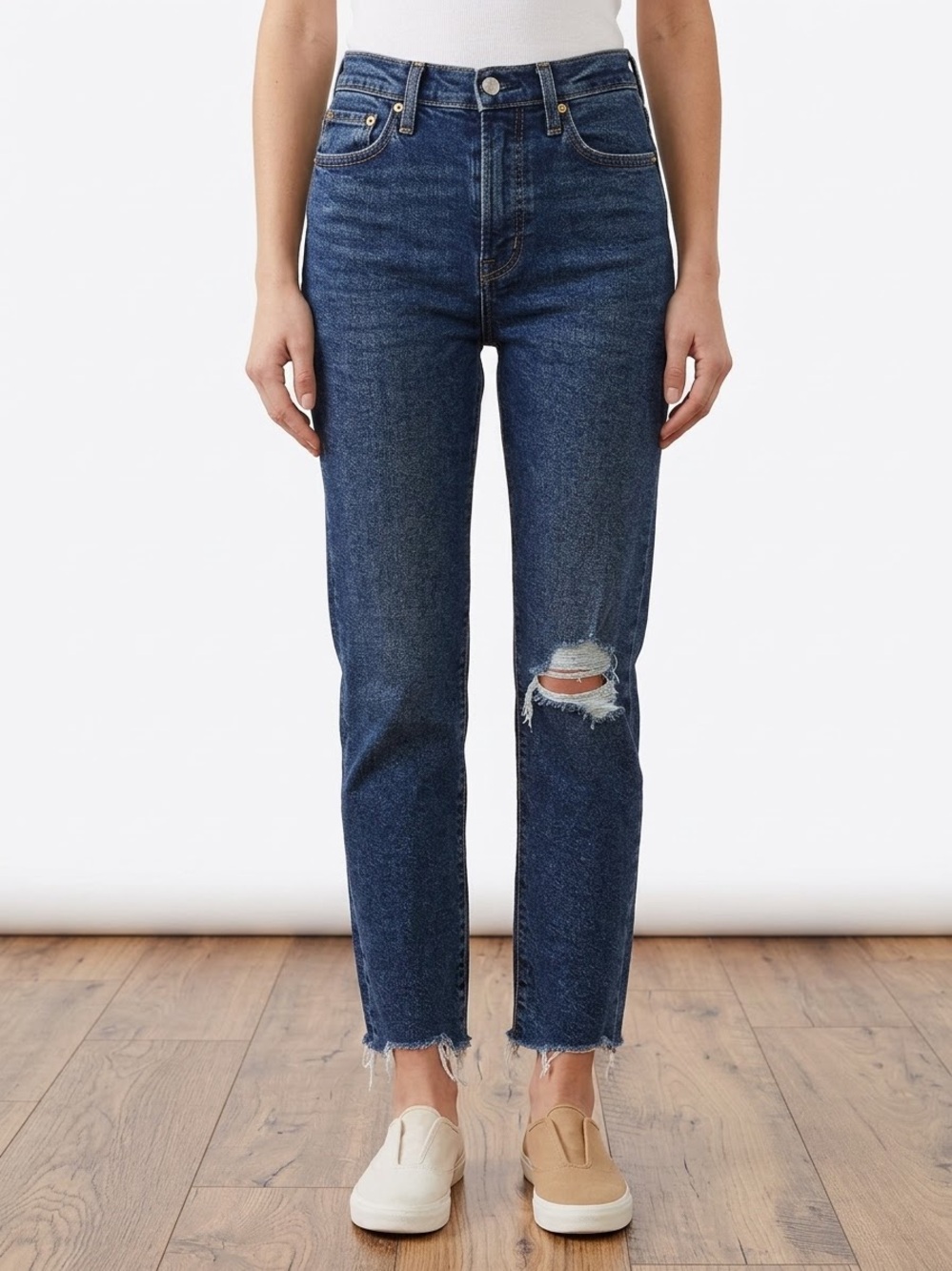 Levi’s Wedgie Straight-Leg Jeans in Dark Blue with Distressed Knee